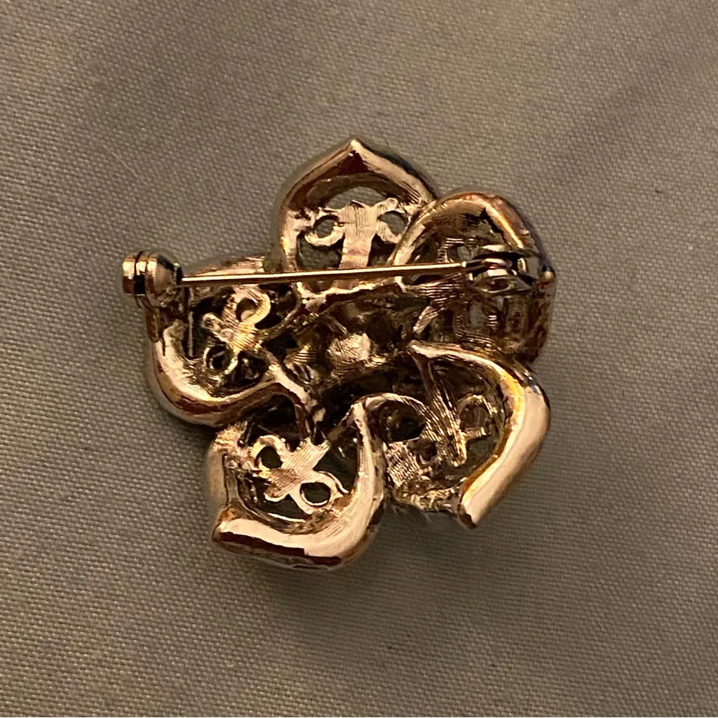 Vintage Silver Tone Brooch Flower With Petals Covered In Rhinestones 1.25” Wide - Image 4