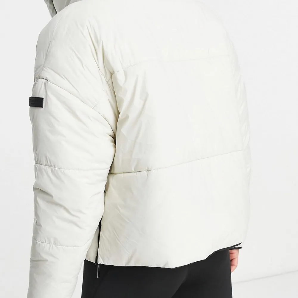 Calvin Klein Performance reversible oversized puffer coat in black/white White Size L - Image 4