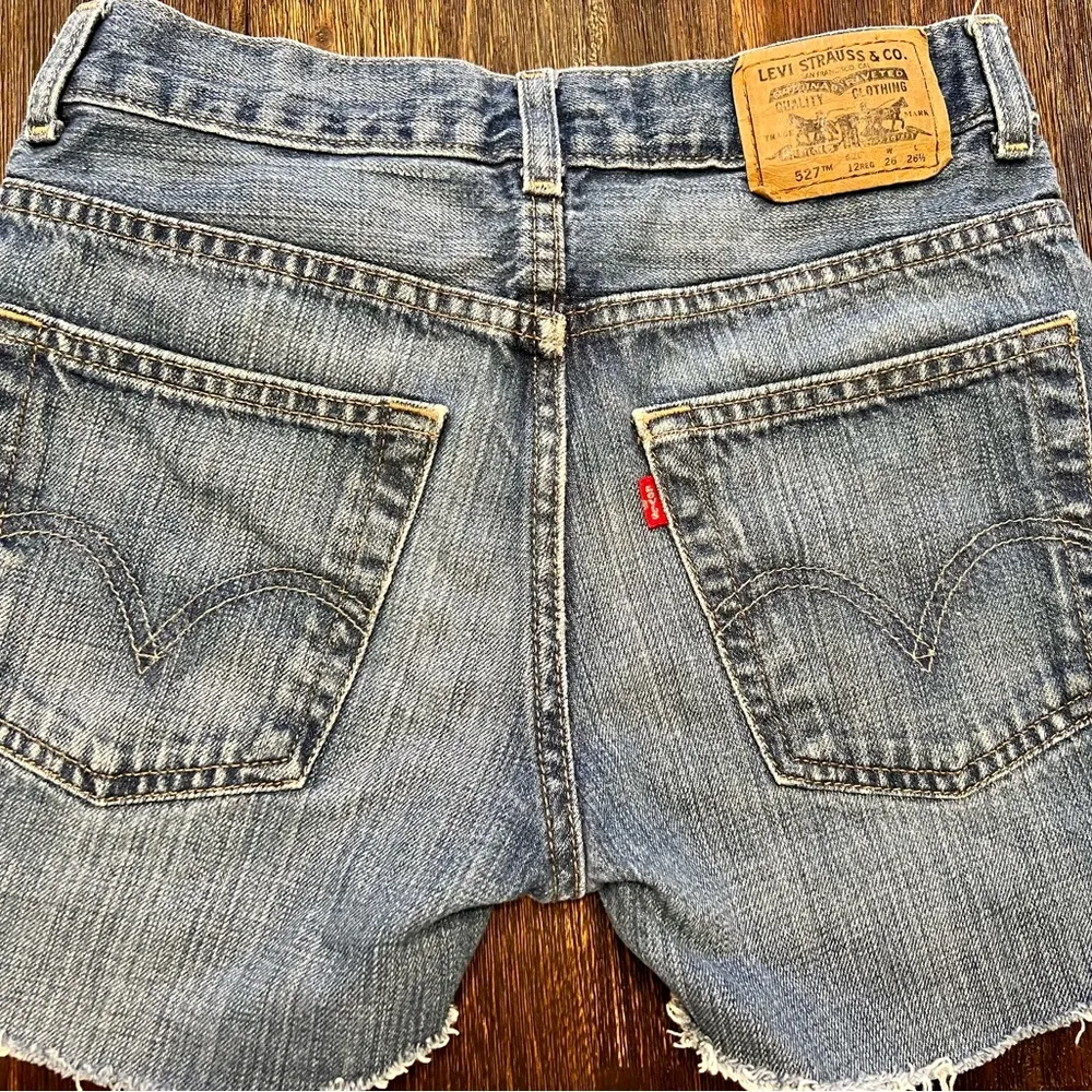 LEVI’s Painted Denim Shorts size 26 Waist - Image 4