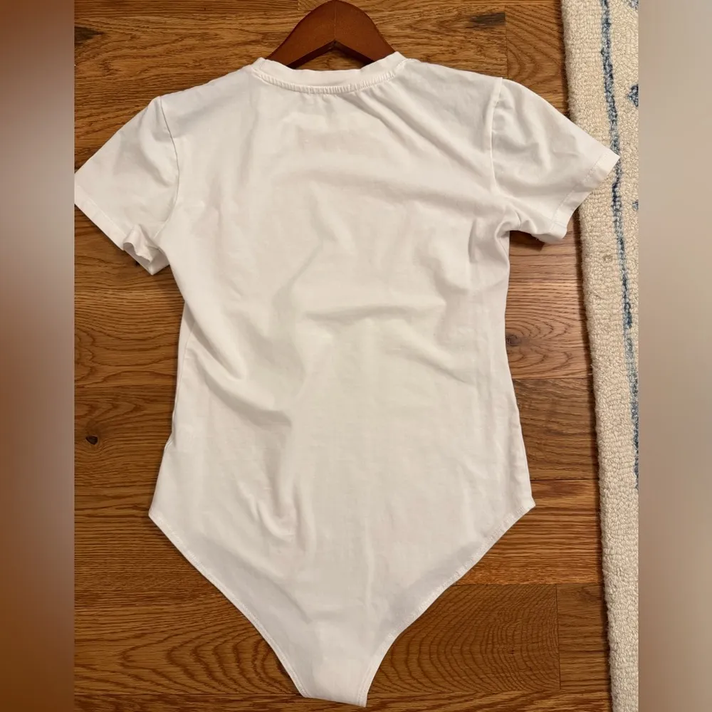 Sheiugu White Short Sleeve Bodysuit size Small - Image 3