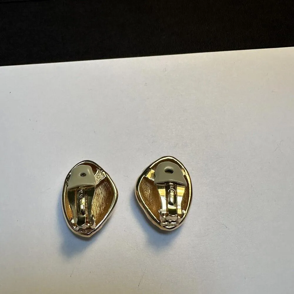 Vintage Signed Ciner Gold Tone And White Enamel Clip - Image 6