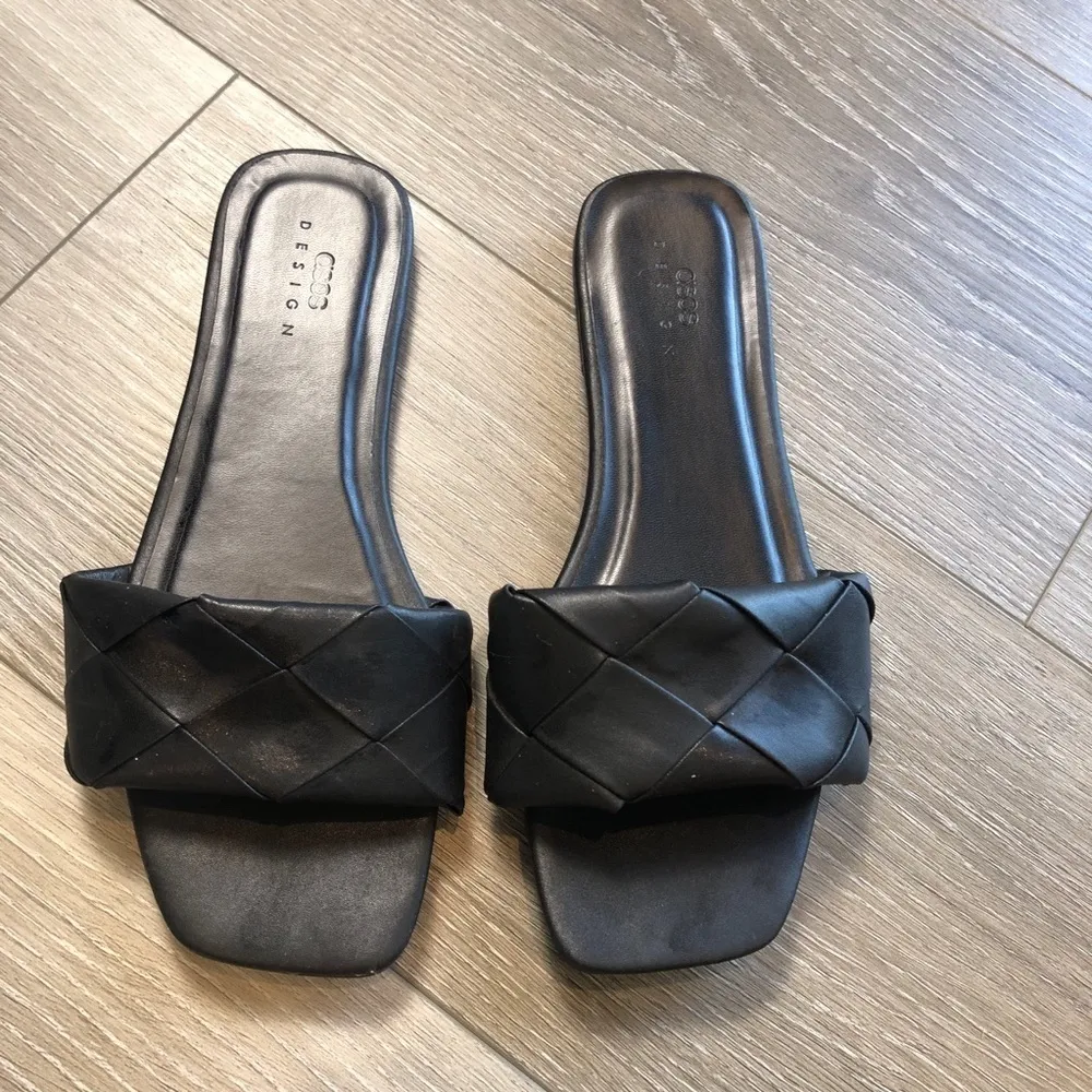 ASOS Design Wide Fazed Leather Black Quilted Flat Slip On Sandals Womens Size 8W - Image 2