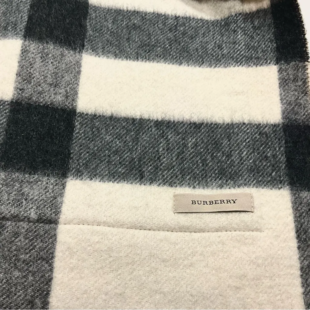 BURBERRY ST. HELEN REVERSIBLE POCKETS SCARF / WRAP. - Image 8