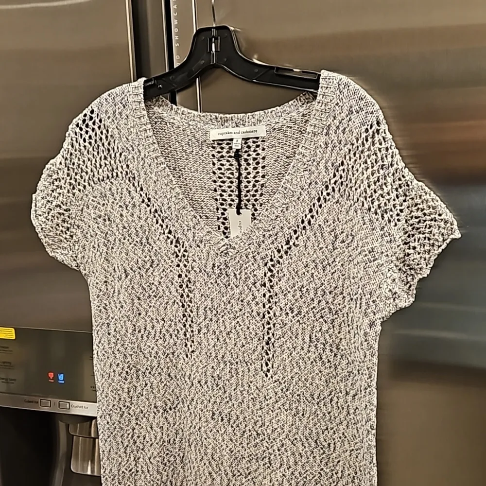 💕CUPCAKES AND CASHMERE💕 V-Neck Short Sleeve Knit Sweater Dress Small S NWT - Image 3