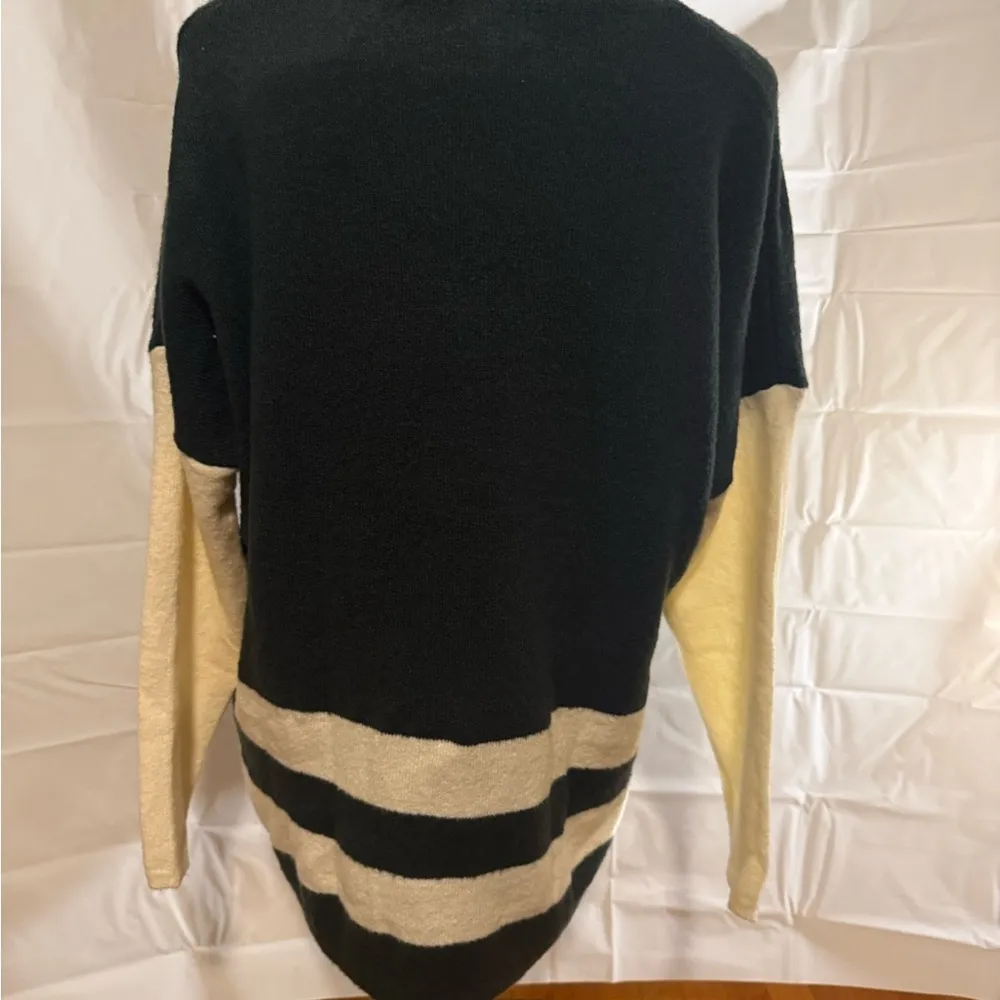 52 seven Green and Cream Crew Neck Sweater with Color Blocked Design Size L - Image 2