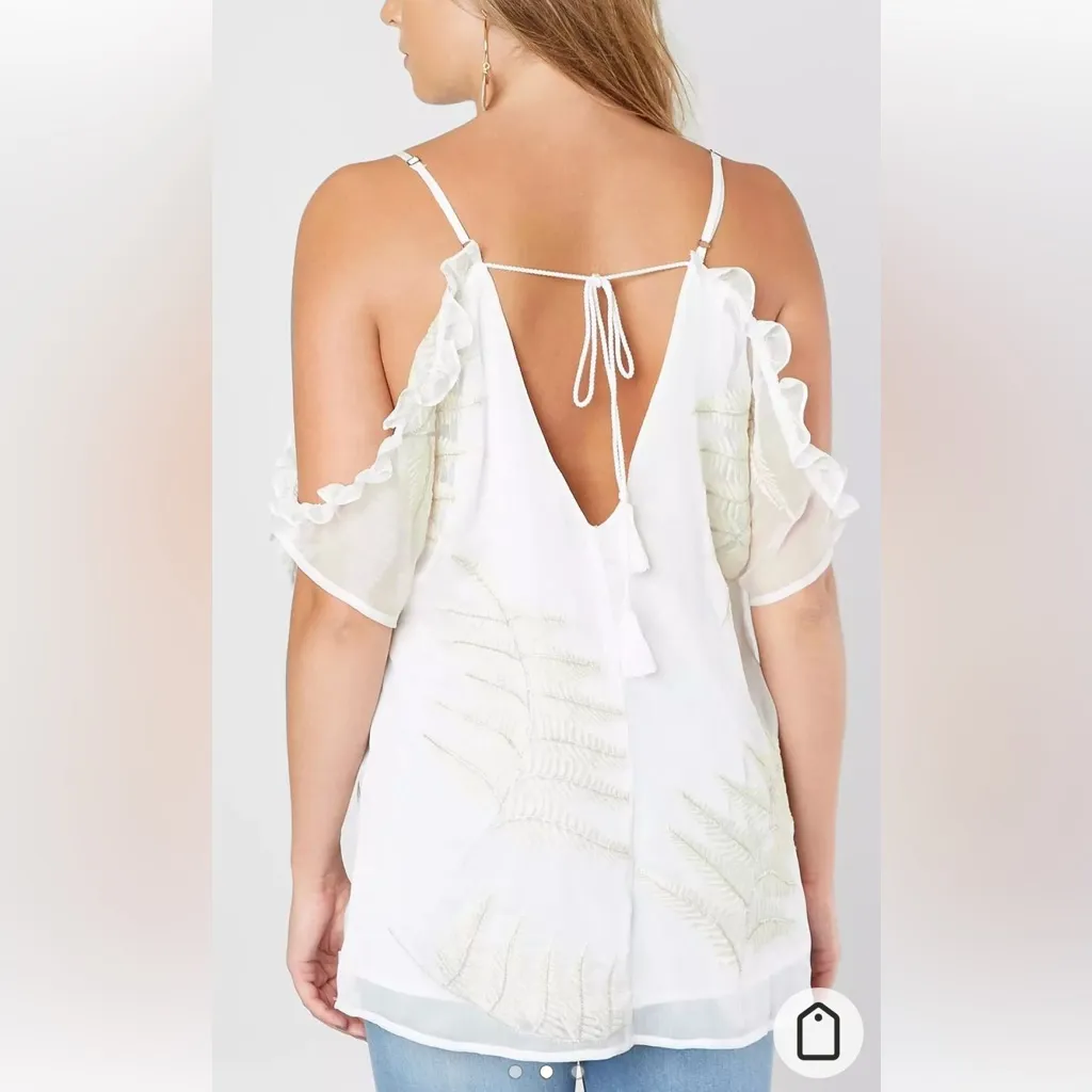 Gimmicks by BKE White and Cream Blouse with Feather Embroidery - Size Medium - Image 4