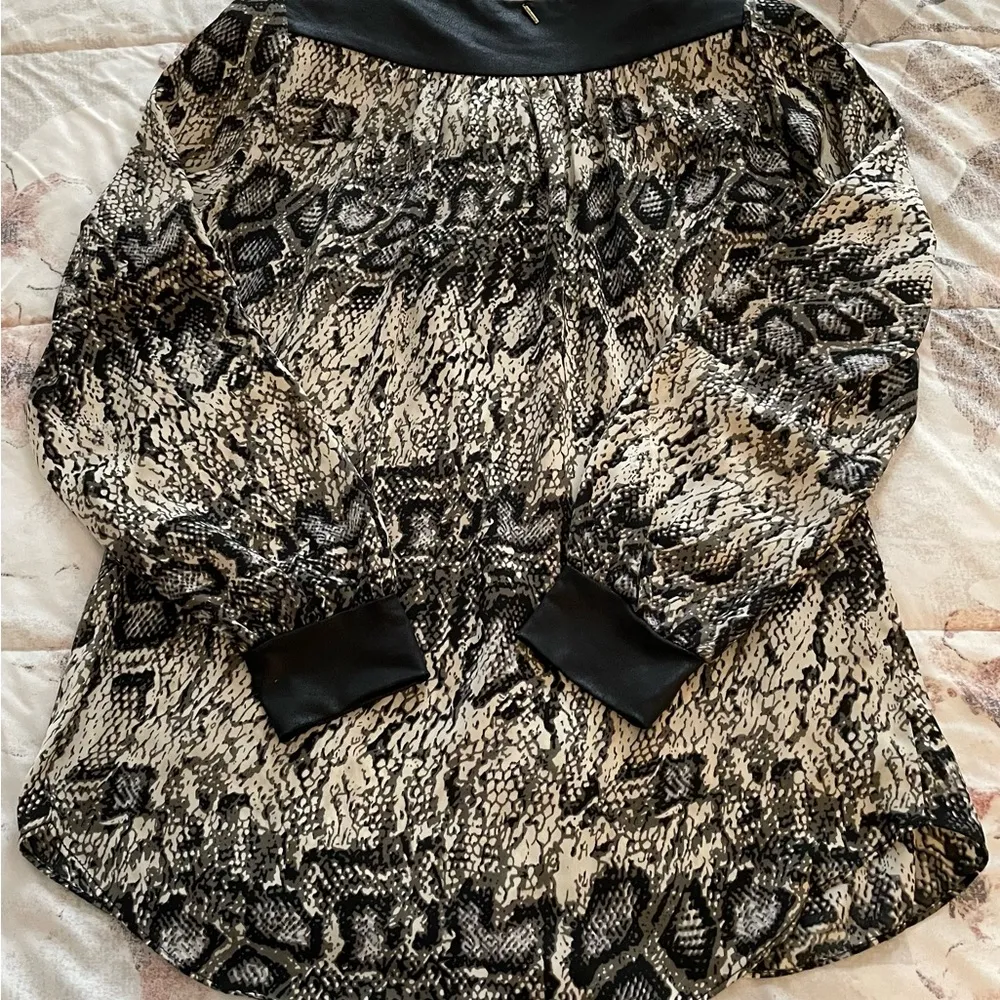 Vintage T-bags Los Angeles animal print snake long sleeve silky blouse, size S - Image 5