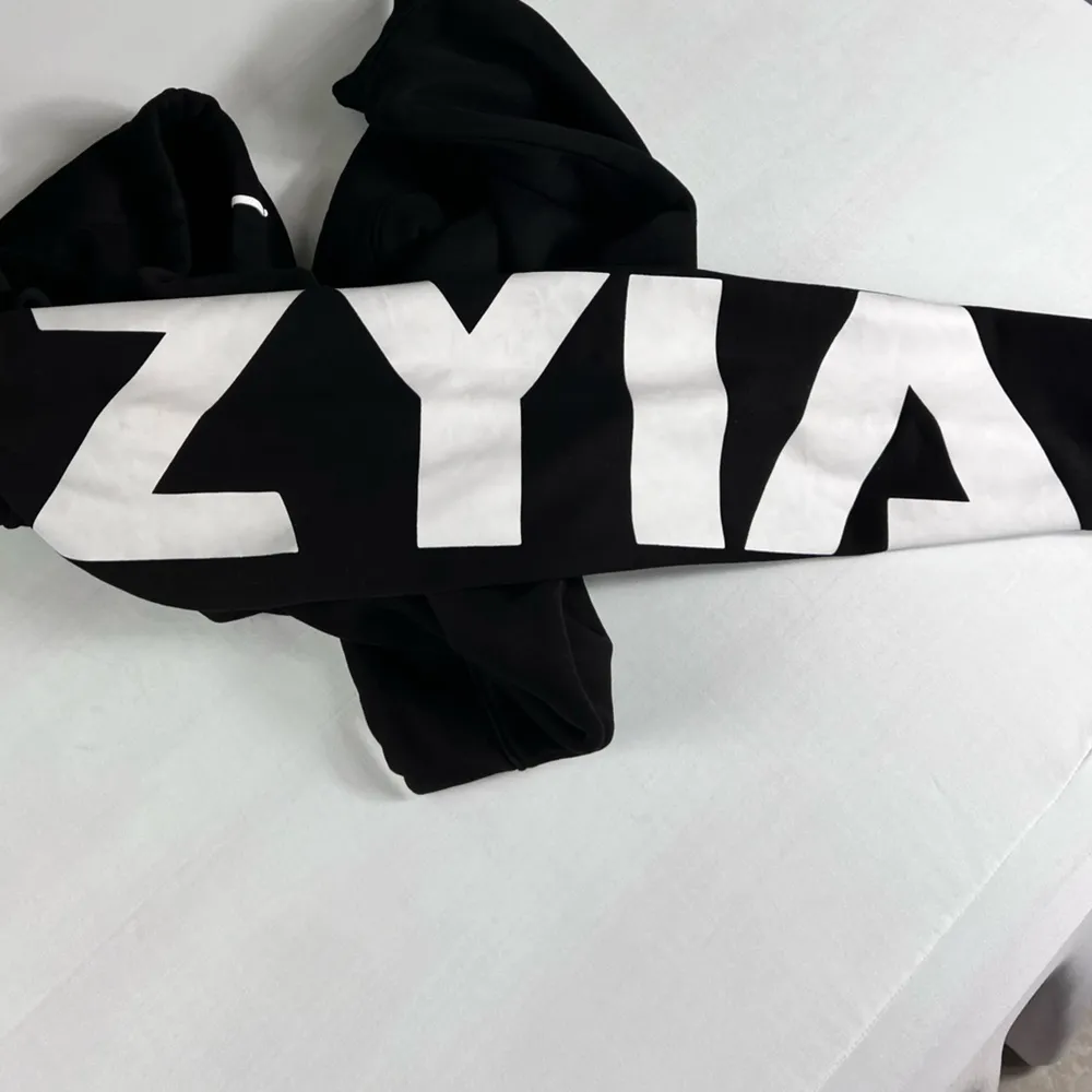 Black Zyia crop hoodie - Image 4