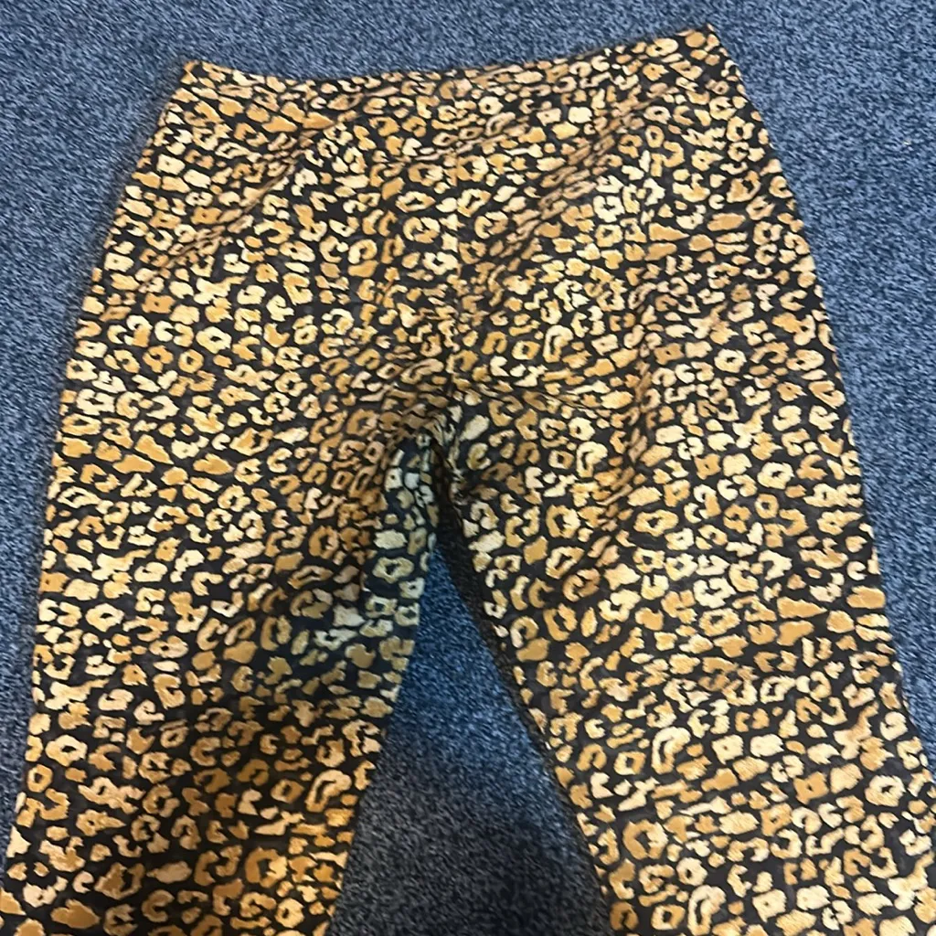 Who What Wear Black and Gold Animal Print Pants
Elastic waist size 14 cheetah - Image 6