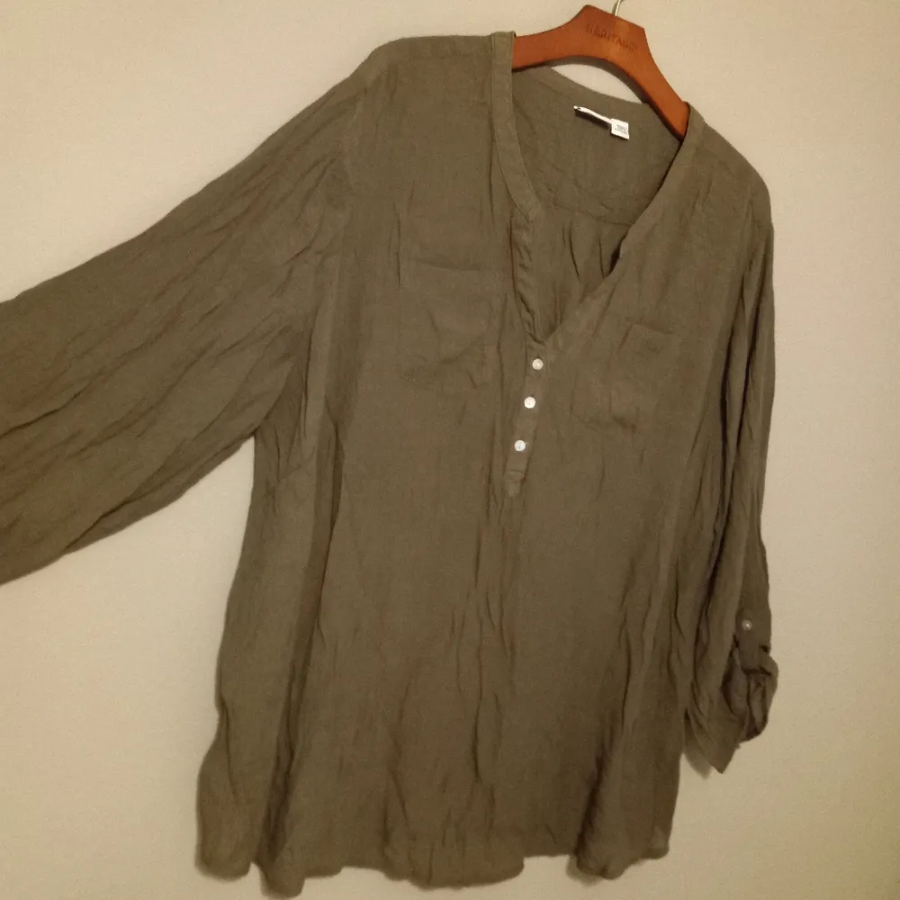 Cato 26-28 Pocketed Ling Sleeved Pullover Pocketed Tunic Top Plus in Olive - Image 3