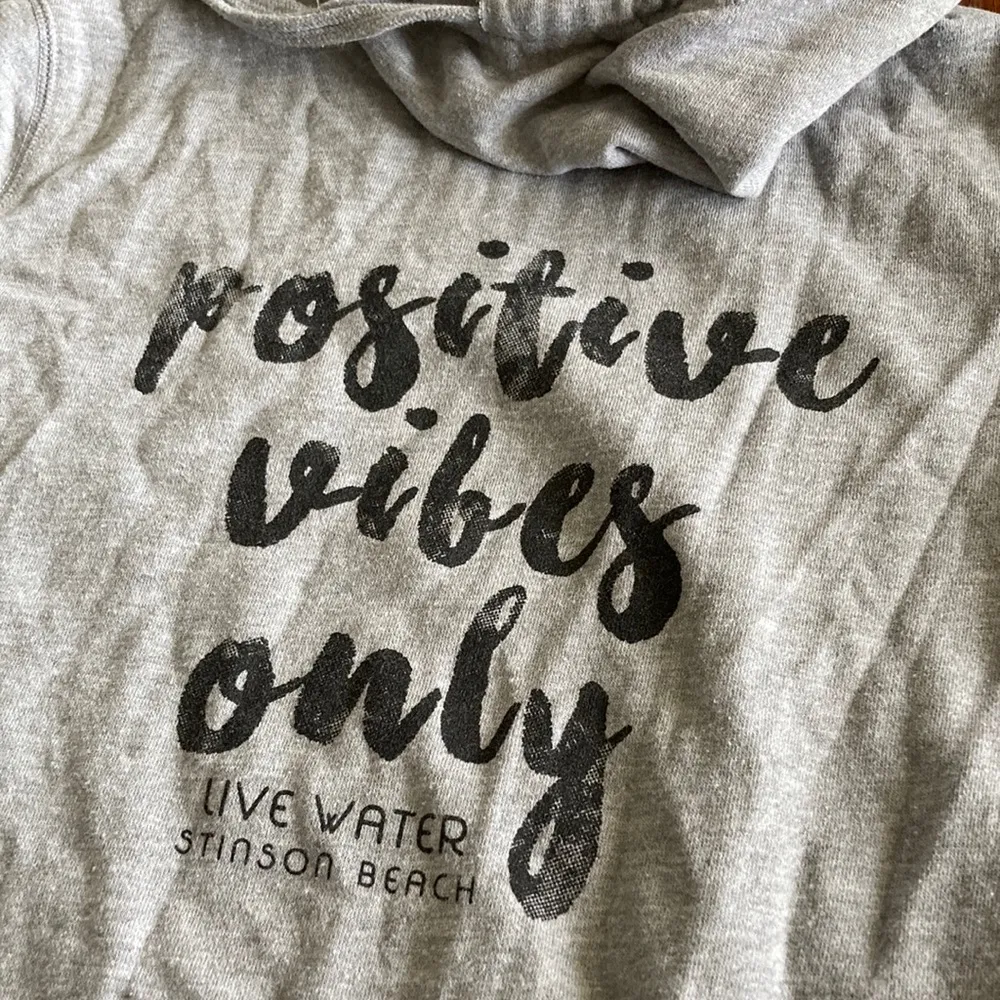 Coastal Classics Stinson Beach Positive Vibes Only Grey Hooded Sweater Medium Gray - Image 2