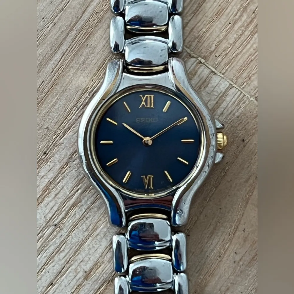 Seiko Vintage Ladies Watch Blue Dial Two-Tone Bracelet
Gold-Tone Markers Hands - Image 3