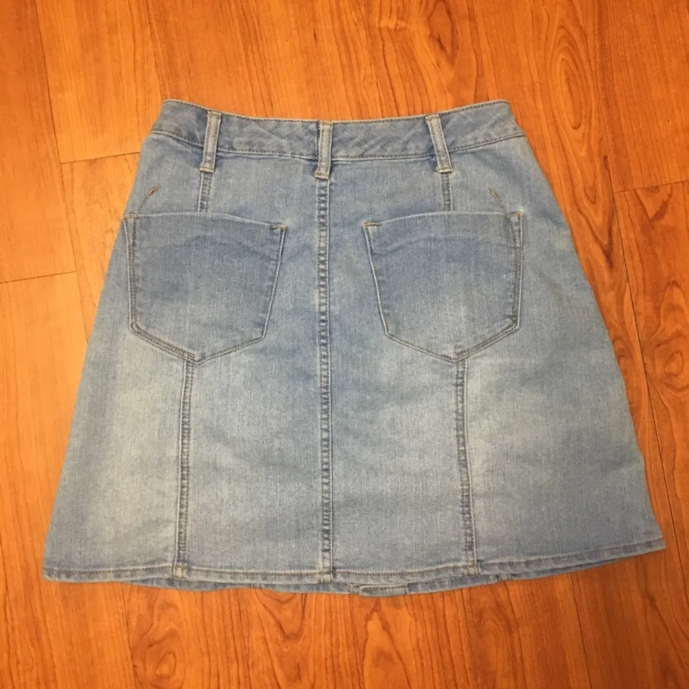 MOSSIMO Button Down Blue Denim Jean Skirt Size 4 - Image 3