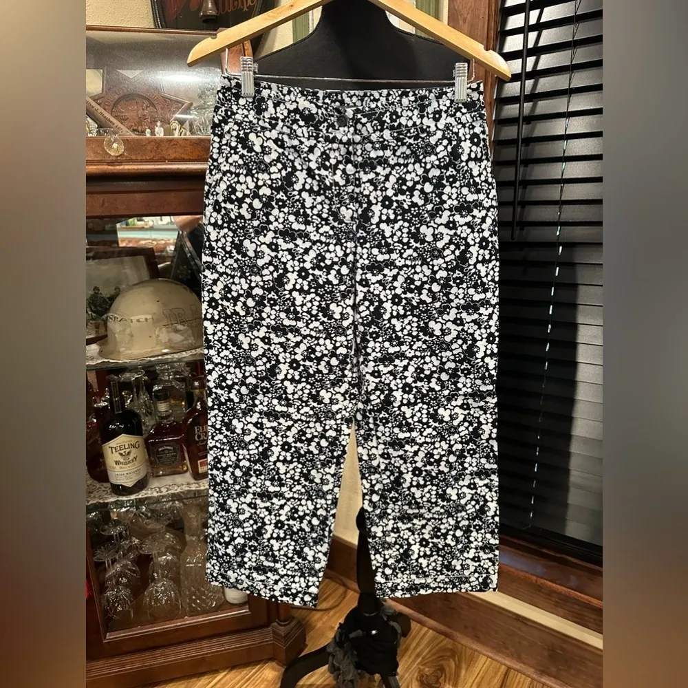EUC Liz Claiborne Cropped Pants Black White Flower Print 100% Cotton Size 4 - Image 2