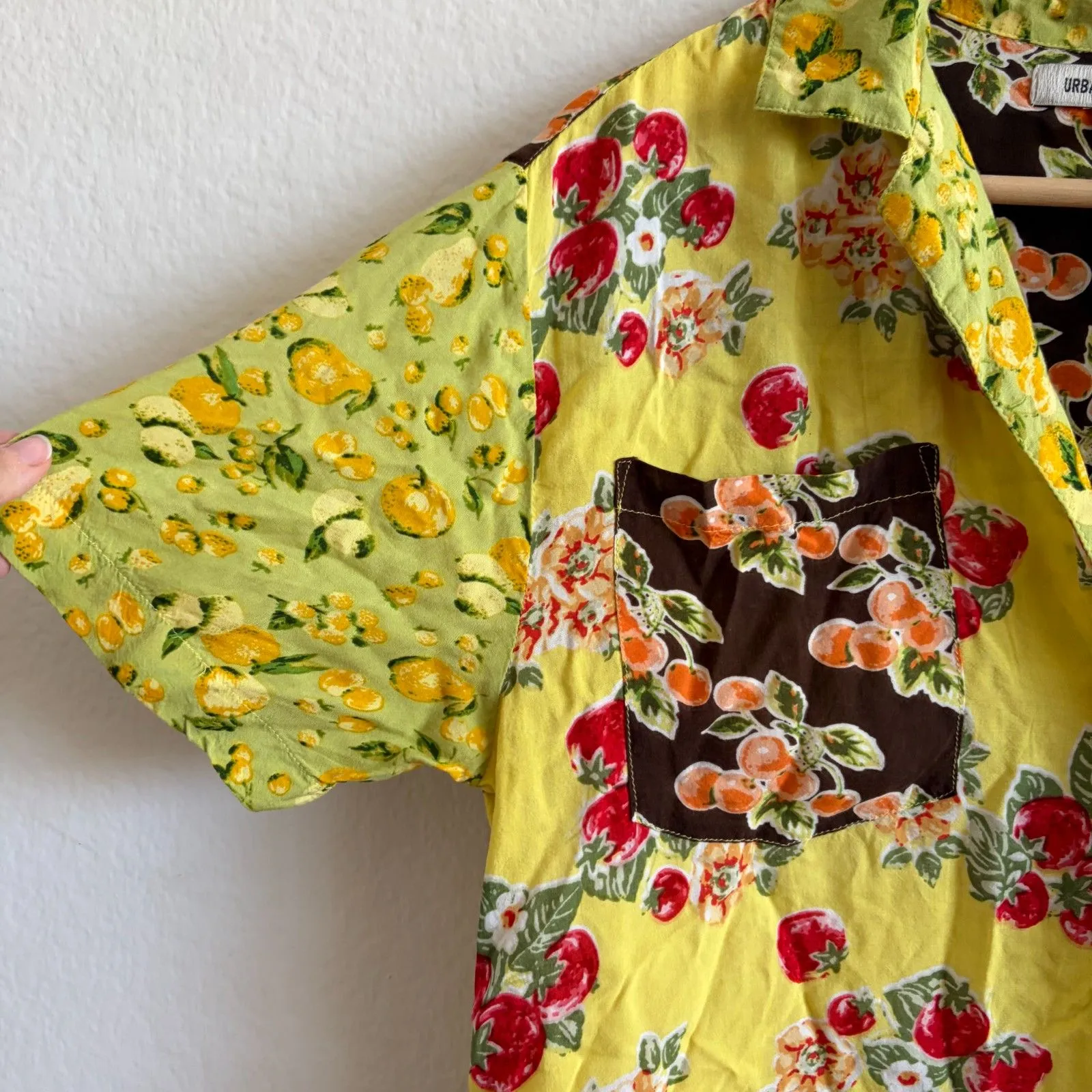 URBAN OUTFITTERS Gardenia Souvenir Button Down Floral Tropical Top Womens Small - Image 7