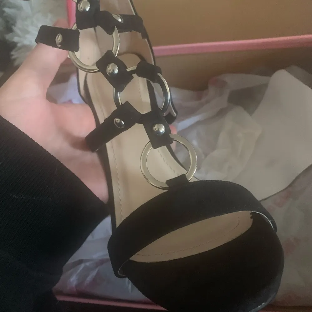 Via pinky Black Heels O-Ring Chain Open Toe Pumps 6.5 NIB - Image 3