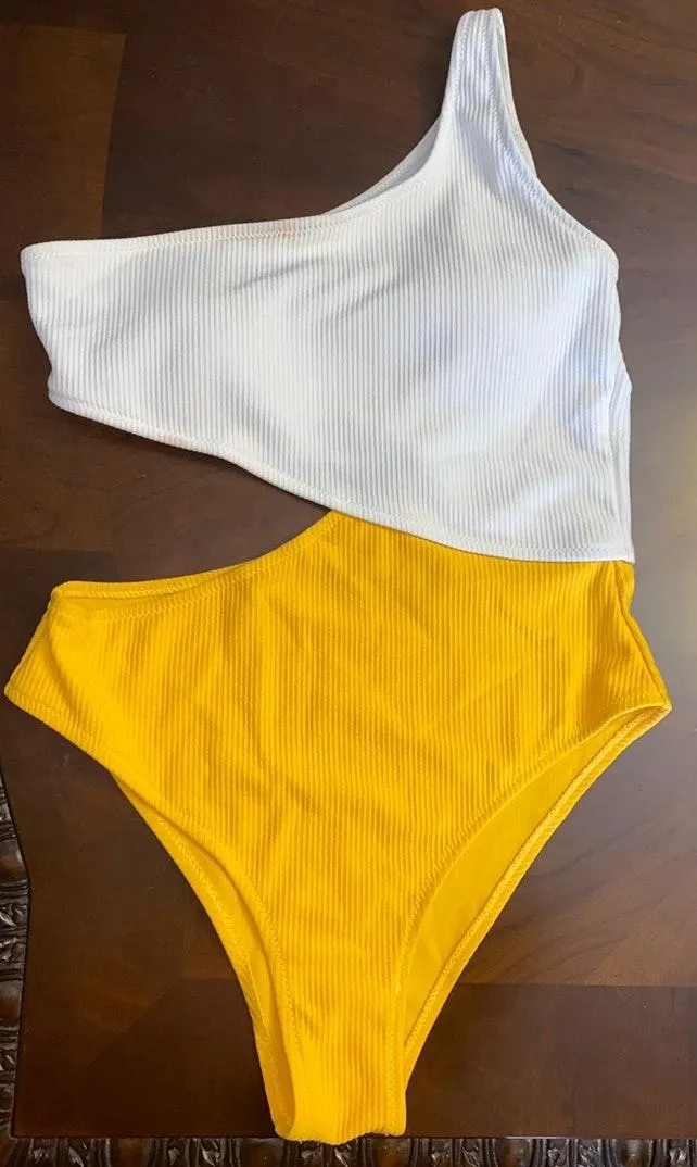 Cupshe Two-Tone Cut-out One Piece - Image 3