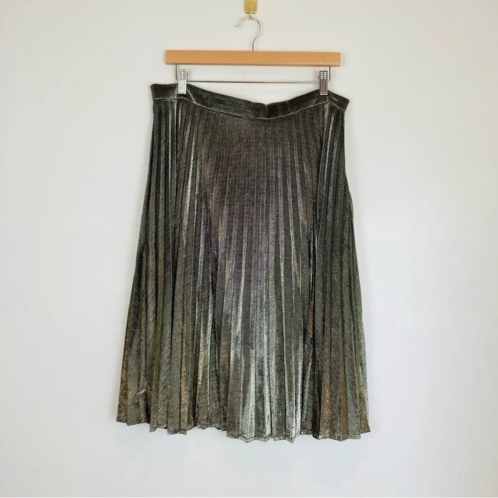 Lulu’s star shine pleated gold midi skirt. NWT size XL - Image 4