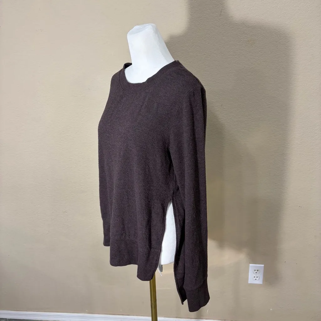 Alo Yoga Glimpse Split Hem Brown Sweatshirt Ptp 17” Pullover Top Fuzzy Texture - Image 3