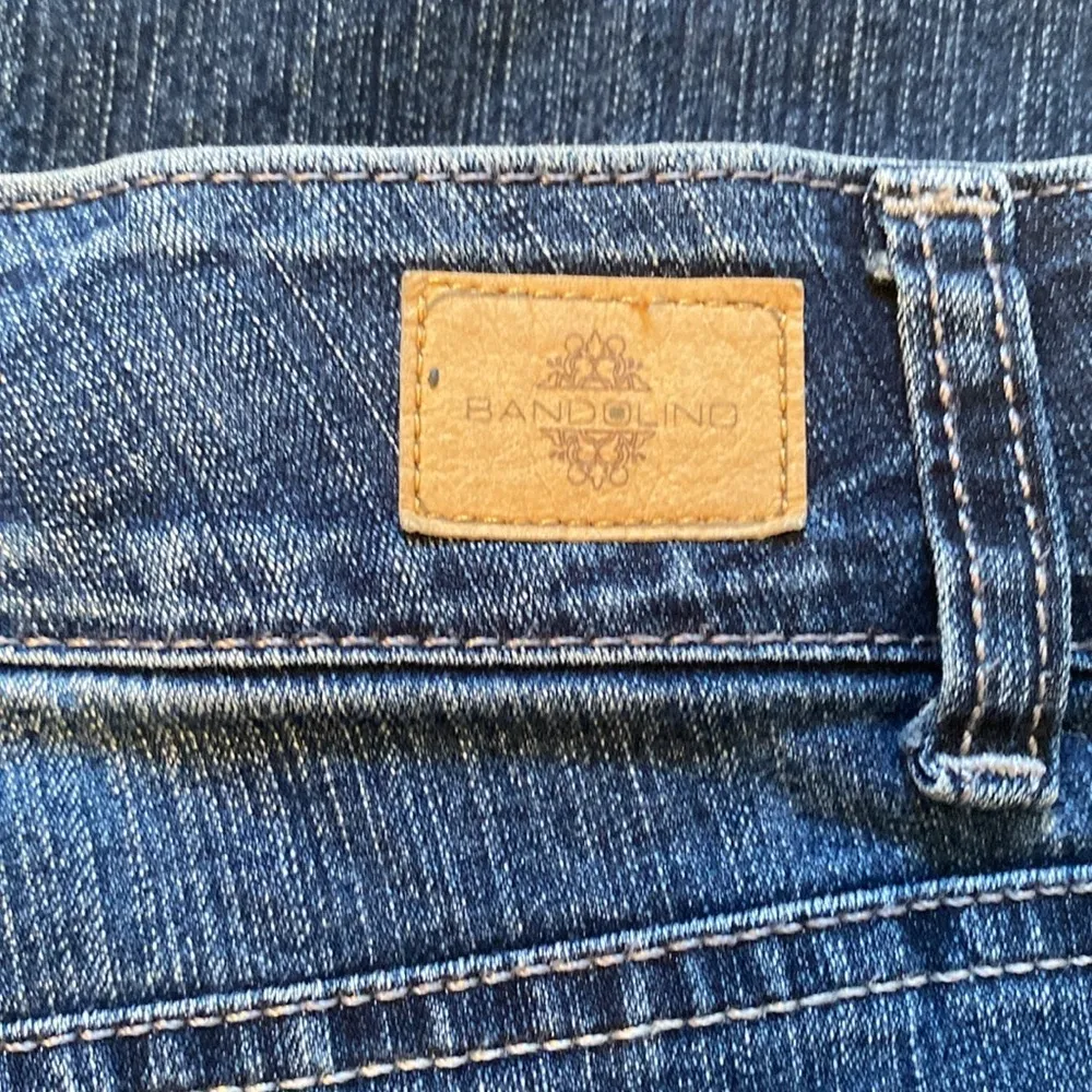 Bandolino||  Cropped blue jeans with comfort stretch waist band. - Image 5