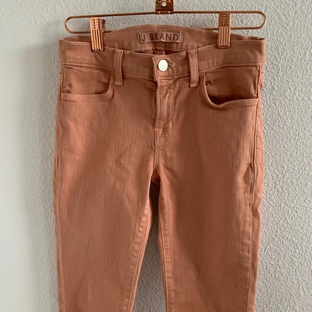 J Brand Super Skinny Jeans in Color Tigers Eye Trendy Neutral Spring Summer 25 - Image 4