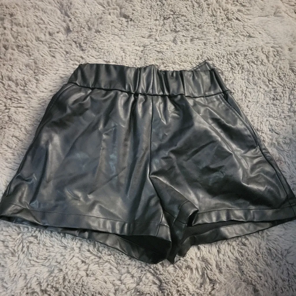 Chic Black Faux Leather Shorts with Belt - Image 4