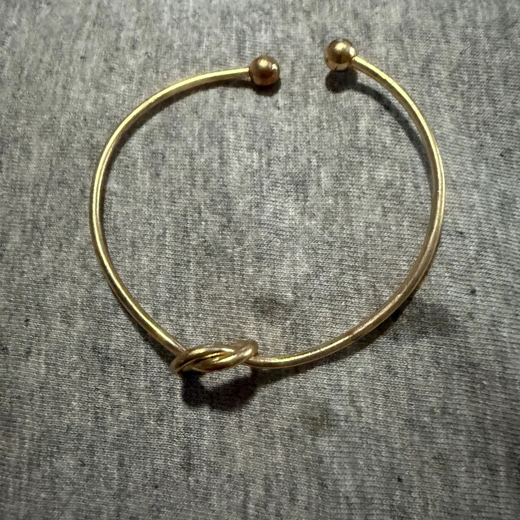 Elegant Gold Knot Bracelet Size 6 - Image 3