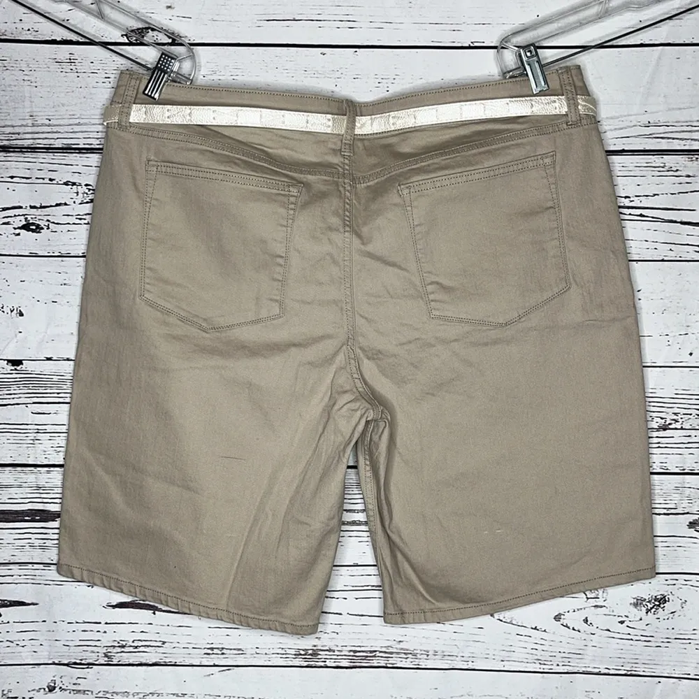Lee Riders NWT Size 20 Tan Mid Rise Bermuda Shorts w/ Belt - Image 2