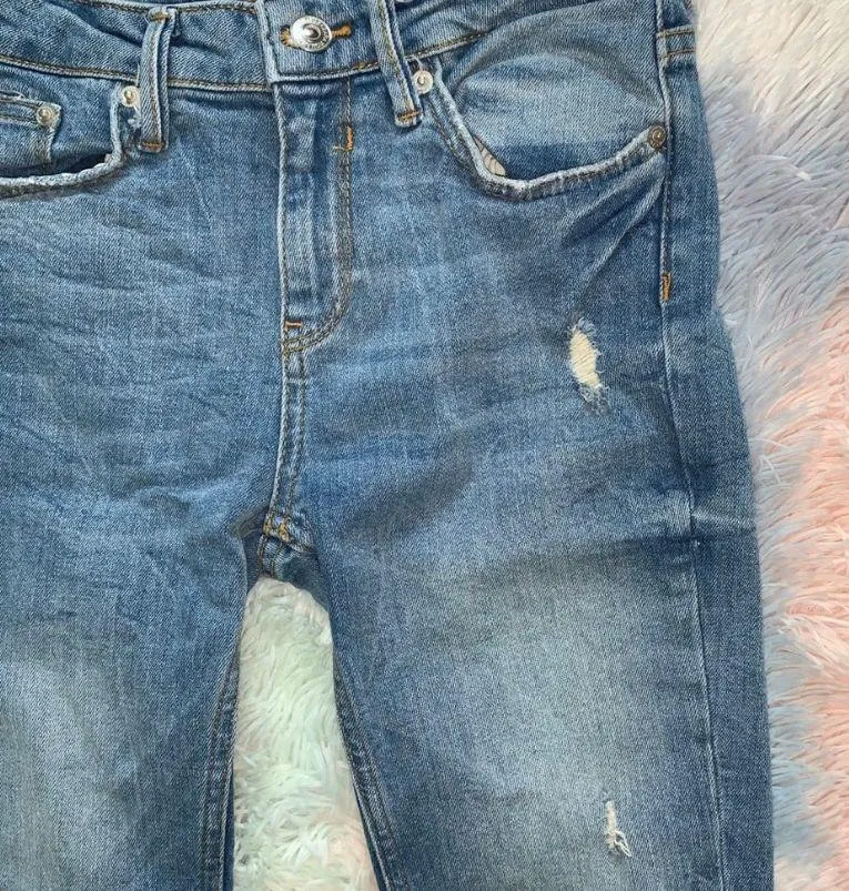 Light Wash Distressed Jeans - Image 7