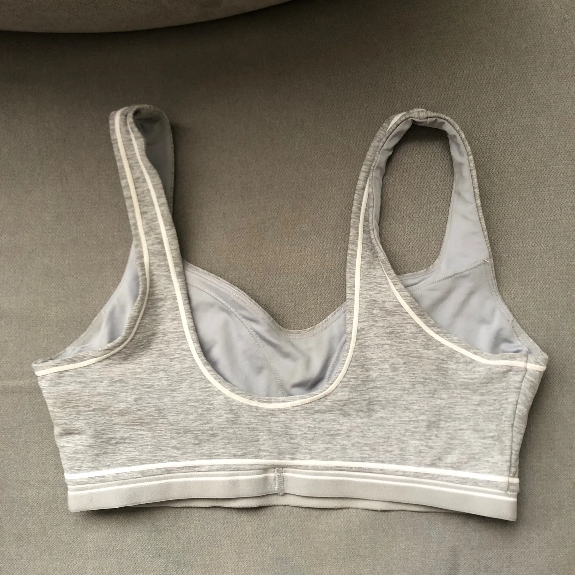 Alo Yoga Alosoft Heart Throb Bra Athletic Heather Grey/White M - Image 4