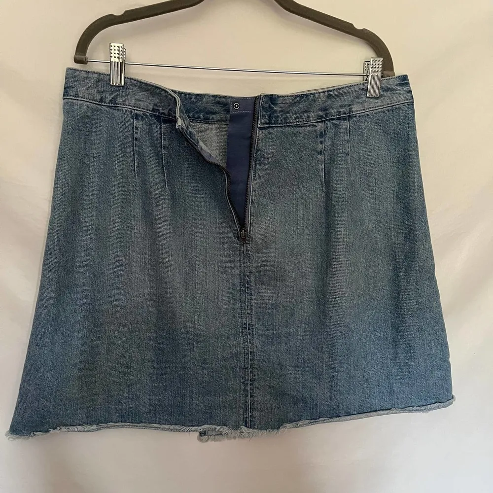 Loft  Denim Faux Wrap Jean Skirt Sz 14 32 Knee Length Raw Hem Medium wash - Image 4