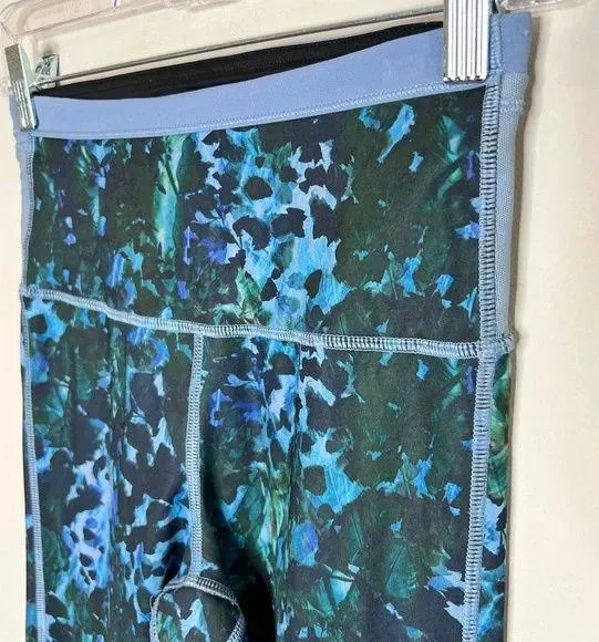 Athletica Running In The City 7/8 Leggings Size 4 - Image 5