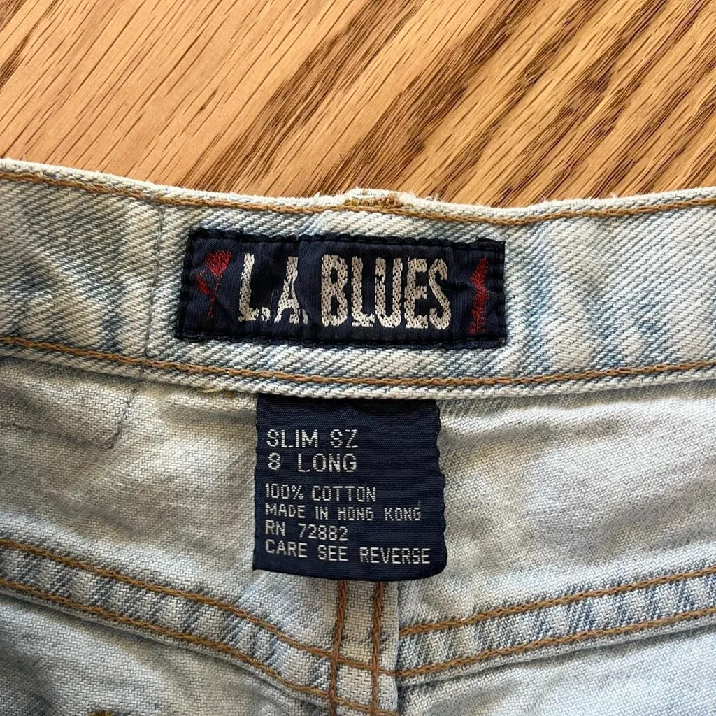 Light wash distressed jeans - Image 4