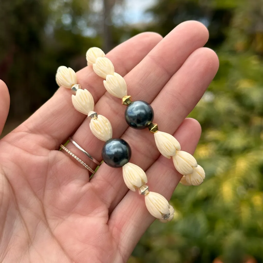 Pīkake Flower Shell bead & Swarovski Tahitian Black Pearl Beaded Gold Bracelet Silver - Image 6