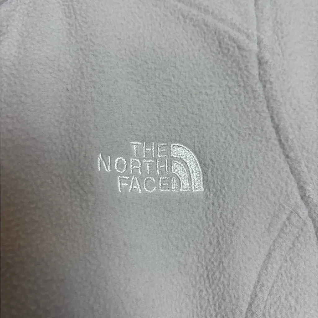 The North Face Women's Light Gray Yumiori 1/4 Zip Fleece Pullover Sweater - Image 8