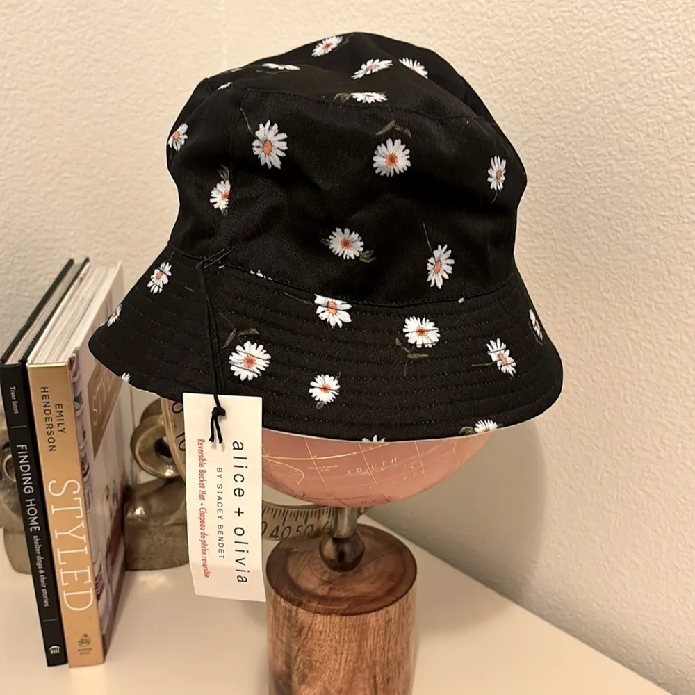 Alice + Olivia by Stacey Bendet Reversible Bucket Hat Daisy Floral New w/ tags! - Image 3