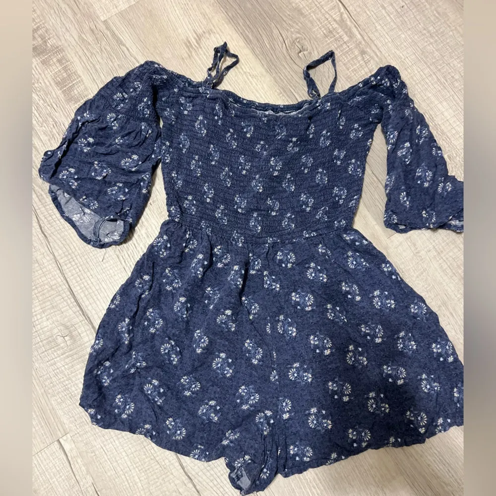 Hollister Floral Off Shoulder Blue Romper Size Medium - Image 4