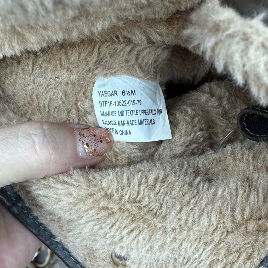 Stylish Patterned Winter Boots 6.5 Red - Image 4