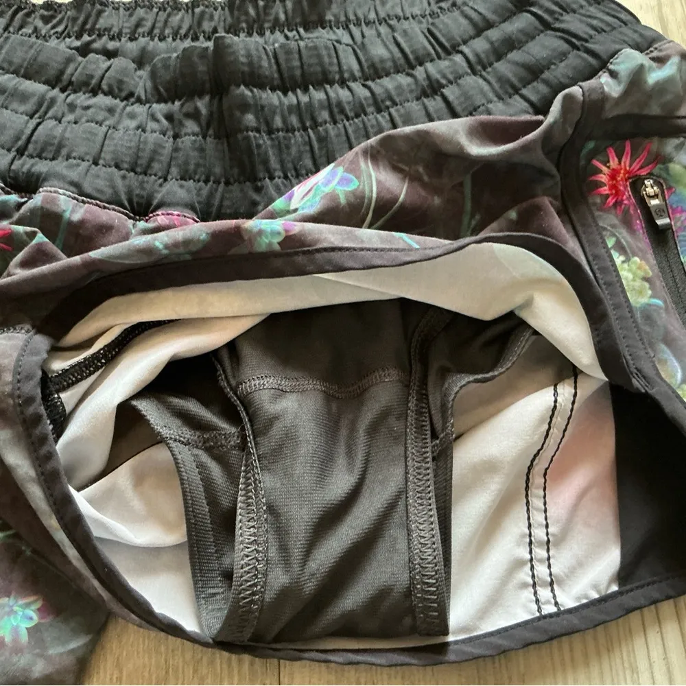 Lululemon 6 tracker short curious jungle floral green red black running yoga - Image 7