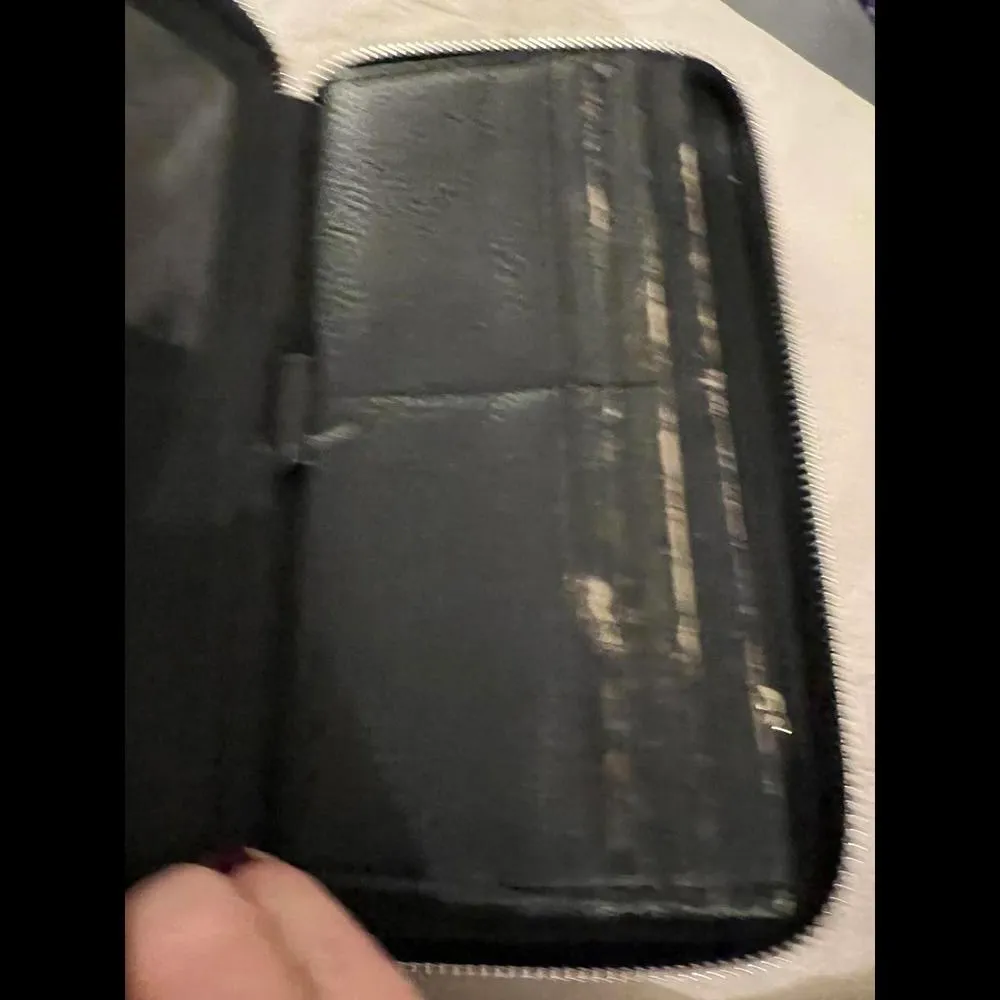 Steve Madden Black Zip Wallet - Stylish & Functional - Image 5