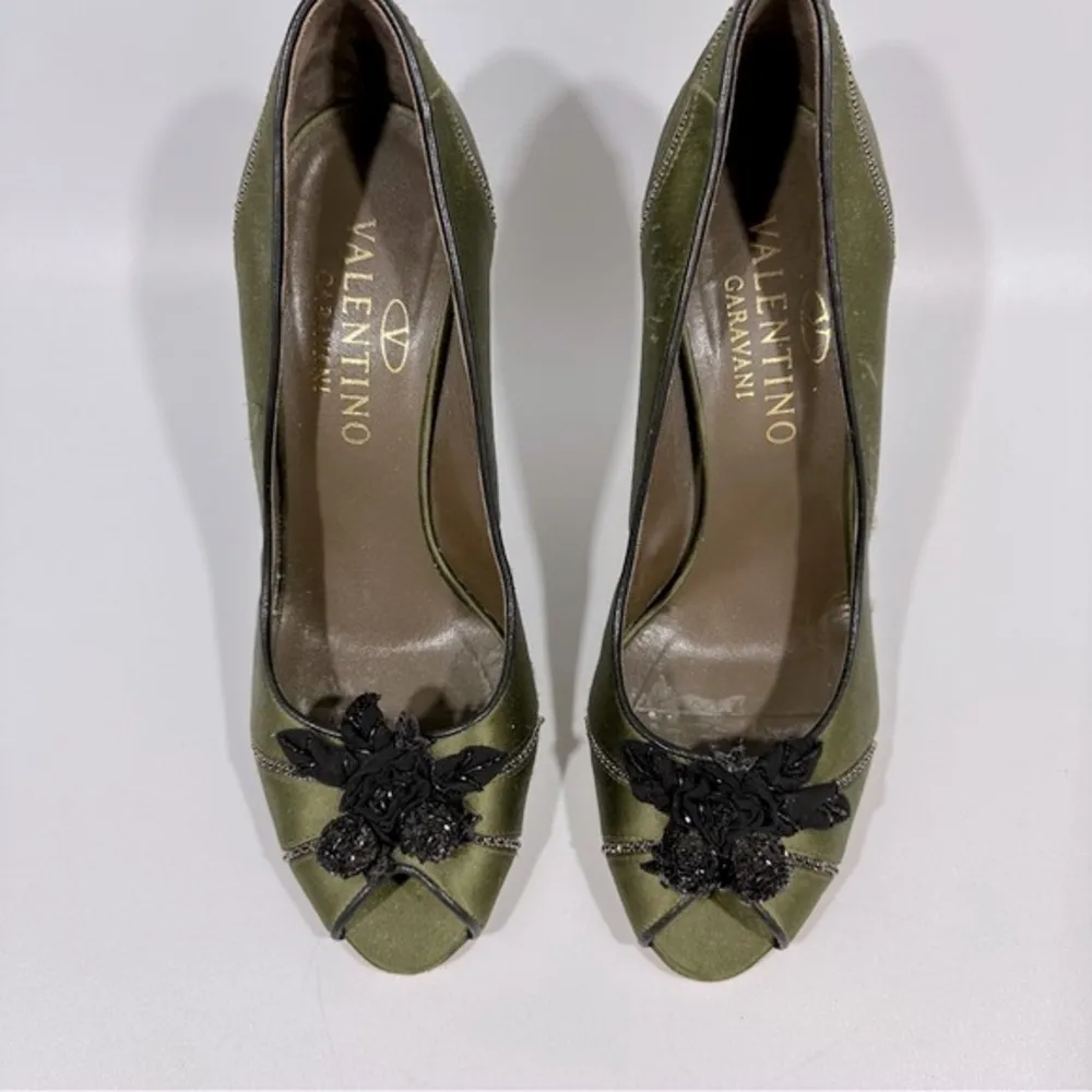Valentino Garavani Green Satin Jeweled Rhinestone Floral Peep Toe Heels 39 - Image 2