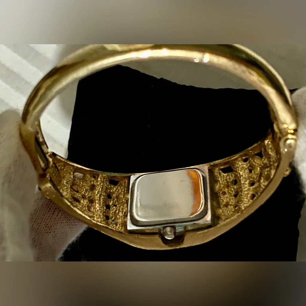 Vintage Elegant Gold and Black/Blue Women's Quartz Bracelet Watch - Image 3