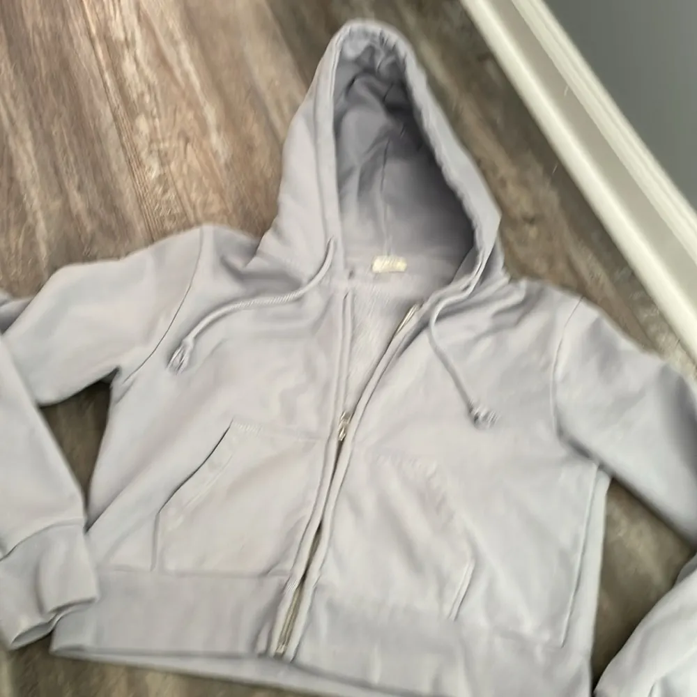 Brandy Melville  cropped blue hoodie - Image 4