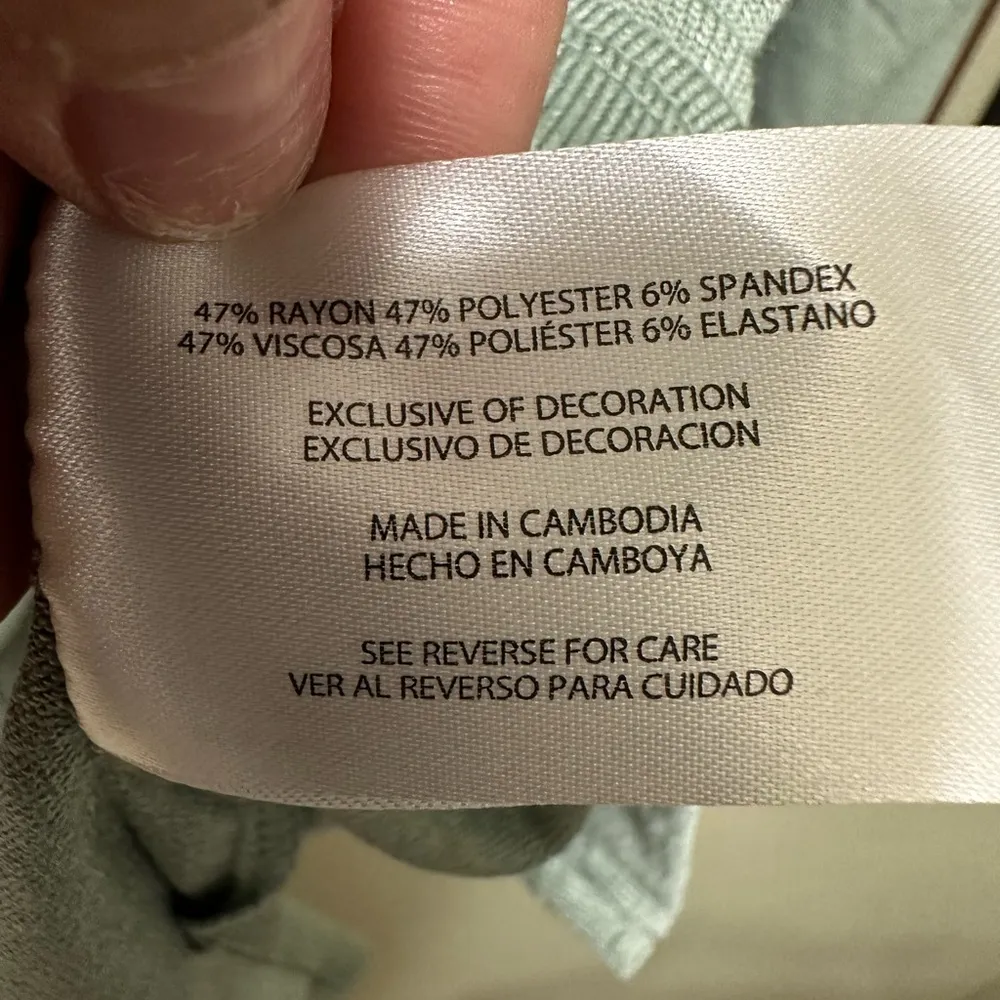 Banana republic mint green vneck sweater top - Image 4
