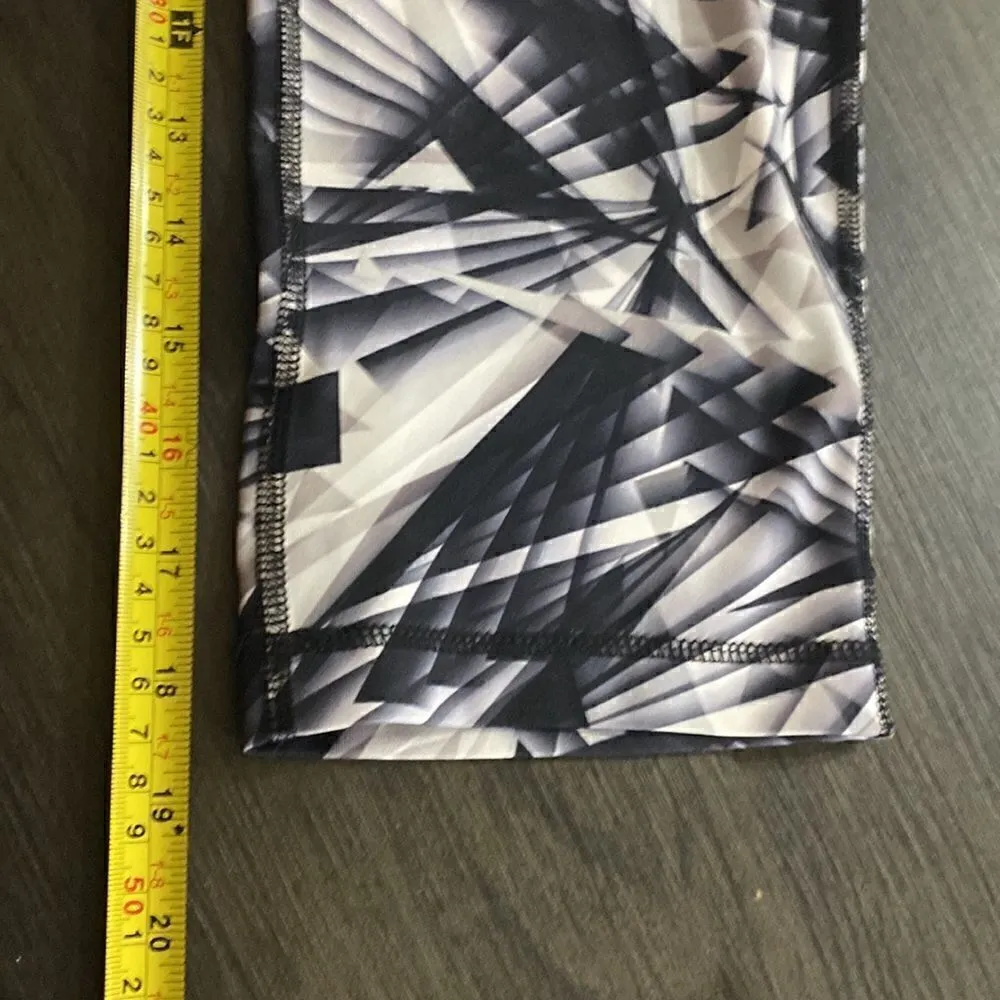 Danskin Now Athletics Capri leggings medium black white geometric draw string Black - Image 10