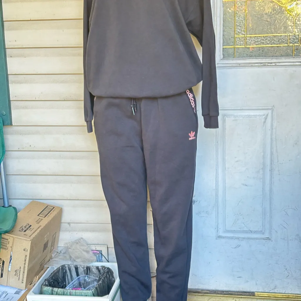 Adidas crewneck sweatshirt and joggers set - Image 9