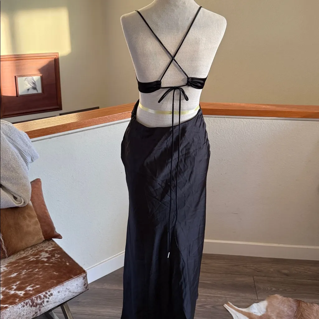 Zara cut out satin maxi
Dress black size medium - Image 3