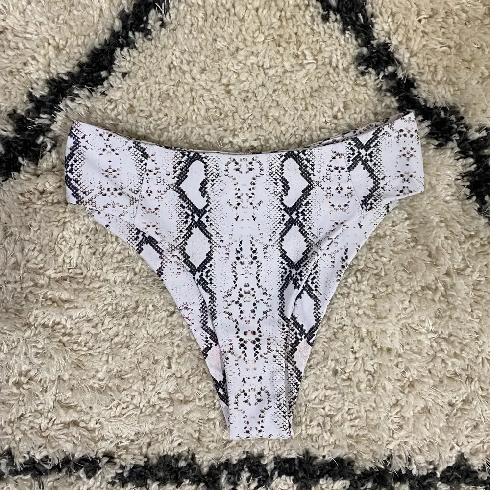 Snake Skin Print Bikini Bottom Size L - Image 6