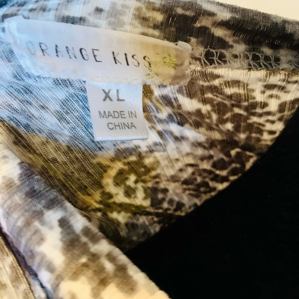 Orange Kiss Snakeskin Grey & White Crewneck Printed Top, Ruched Sleeves Size Jr’s XL - Image 3