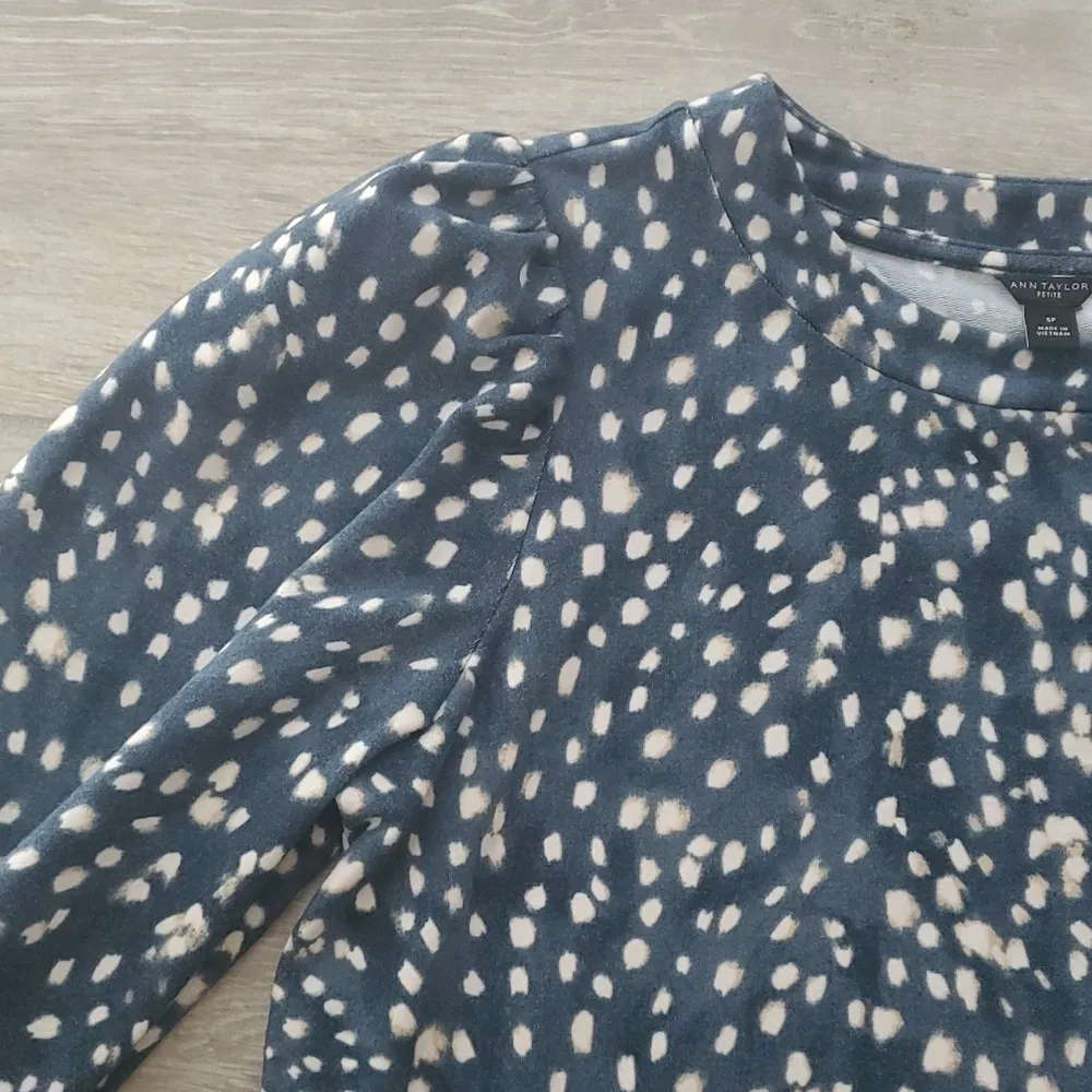 Ann Taylor Puffed Sleeve 3/4 Sleeve Sweatshirt Top - Image 4